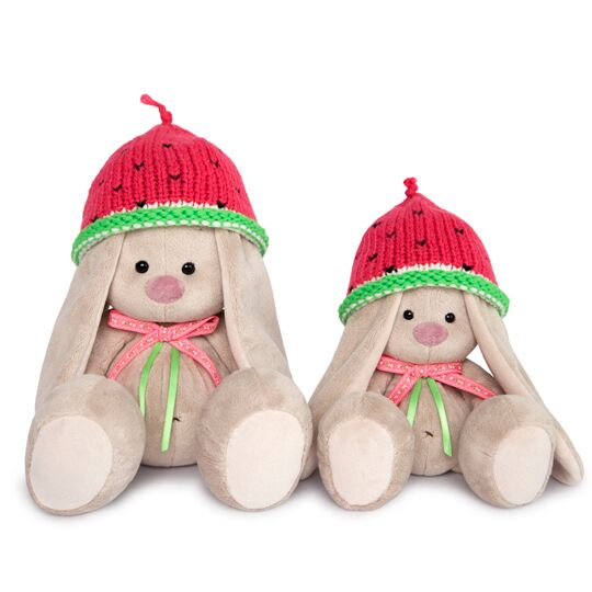 Зайка Ми в вязаной шапке "Арбузик"