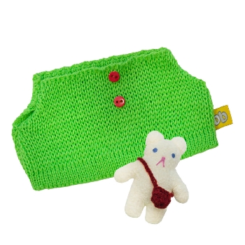 Зеленая безрукавка с красными пуговицами