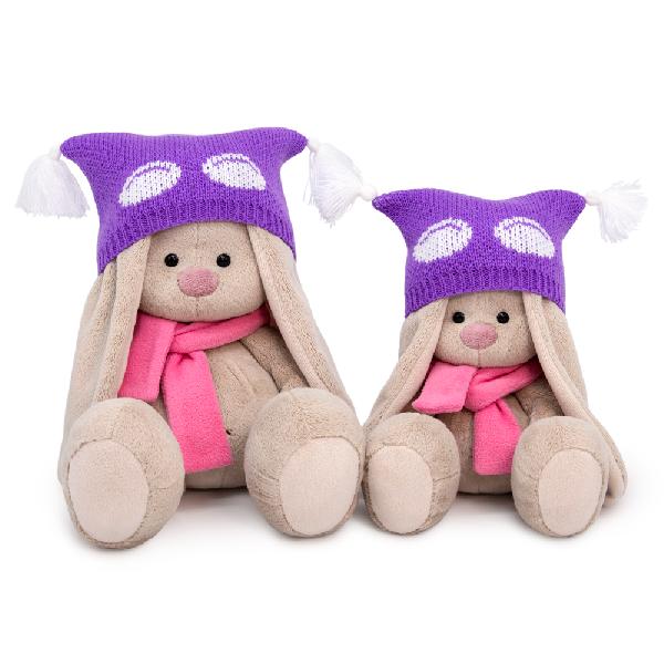 Зайка Ми в шапке и шарфе