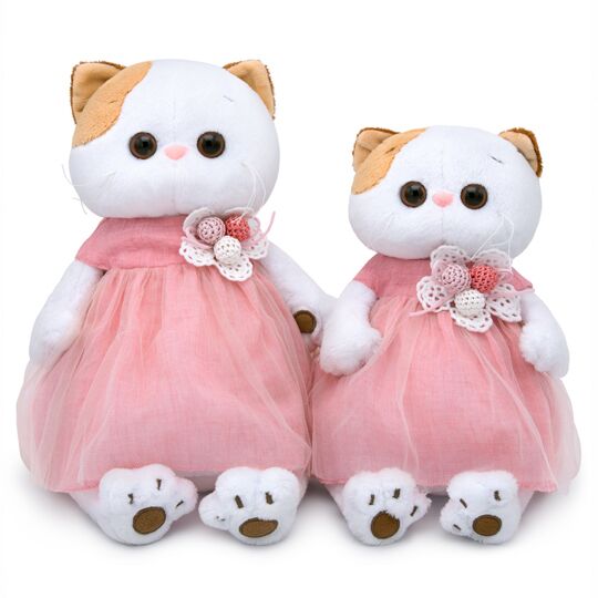 Ли-Ли в платье с вязаными ягодками