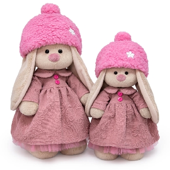 Зайка Ми в платье и меховой шапке