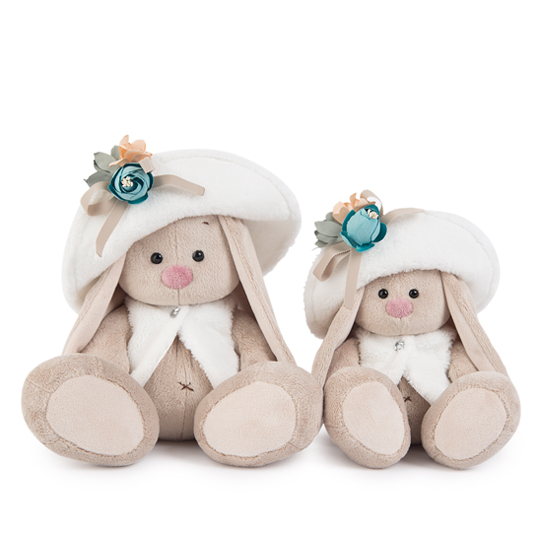 Зайка Ми в белой меховой шляпе и жилете