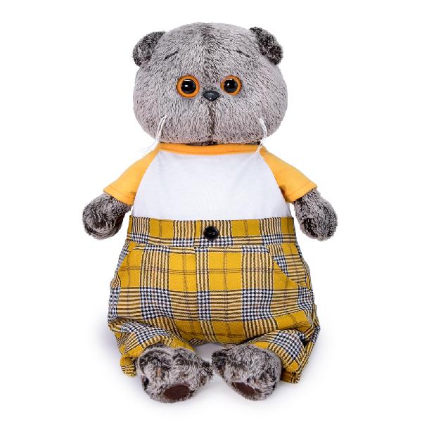 Басик в футболке и клетчатых штанах