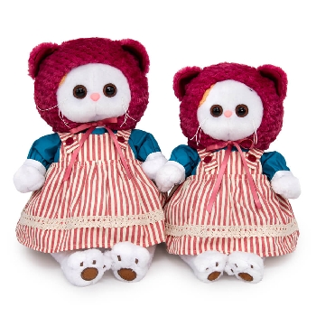 Ли-Ли в шапке с ушками и сарафане