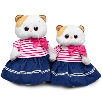 Ли-Ли в полосатой футболке и юбке