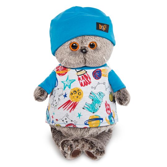 Басик в футболке космос и в шапочке