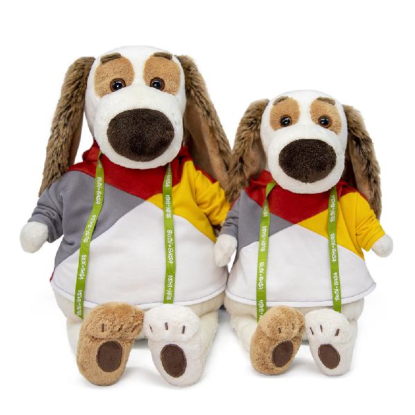 Бартоломей в разноцветной толстовке