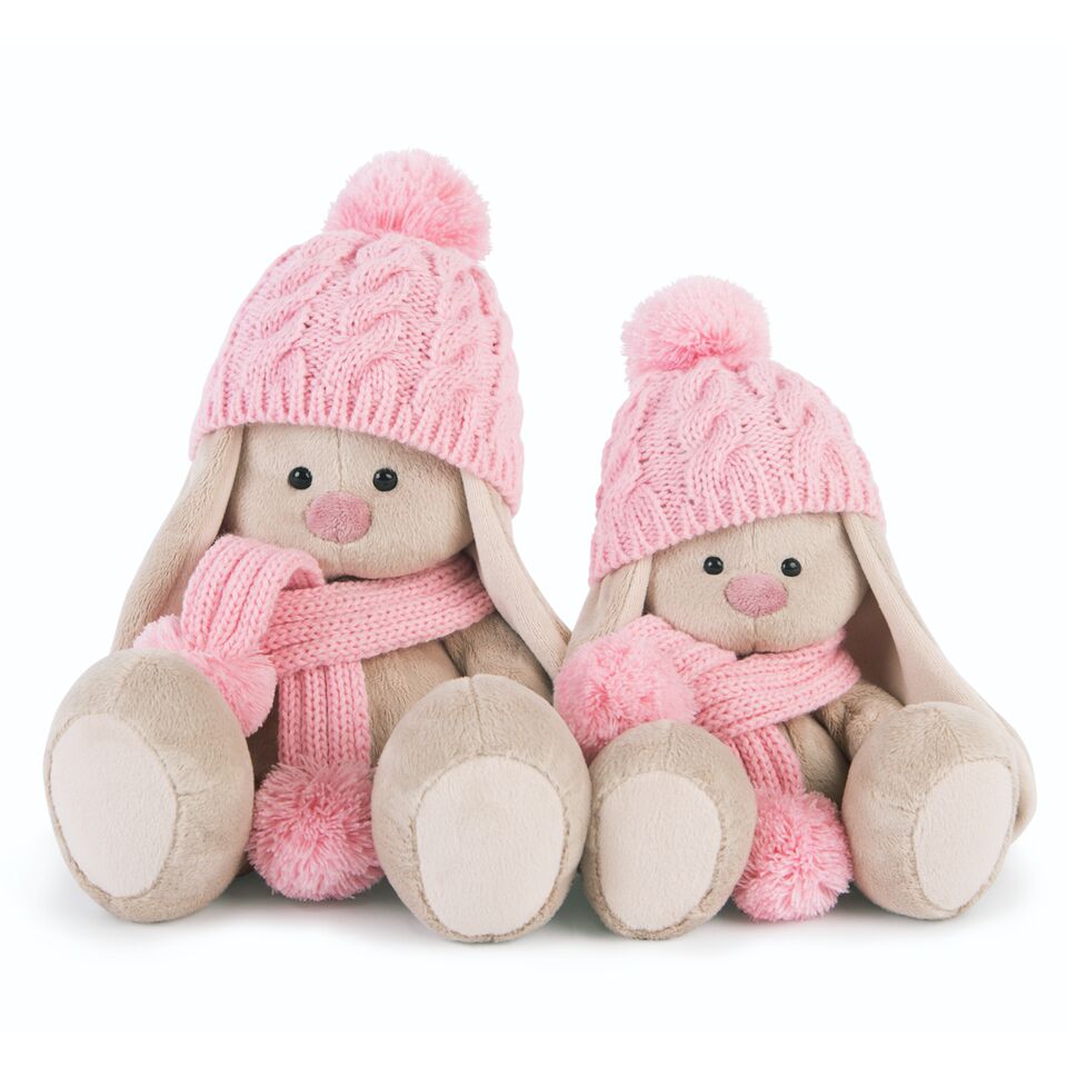 Зайка Ми в розовой шапочке и шарфе