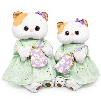 Ли-Ли в платье и с сумочкой