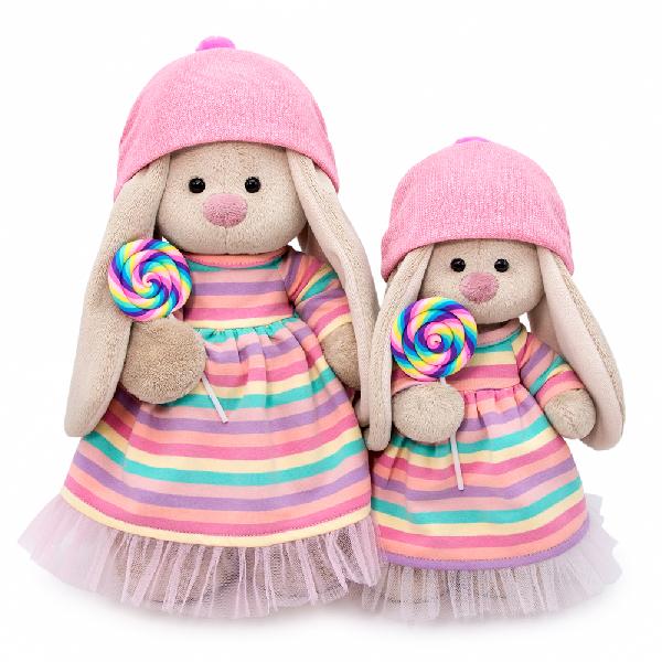 Зайка Ми в полосатом платье с леденцом