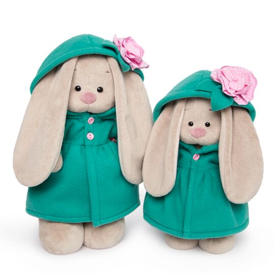 Зайка Ми в изумрудном пальто с розовым цветочком