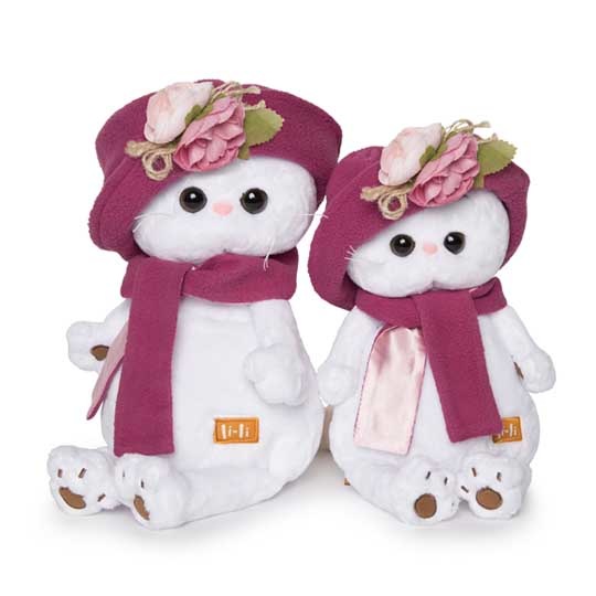 Ли-Ли в панаме и шарфе