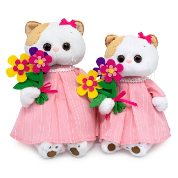 Ли-Ли в платье и с букетом