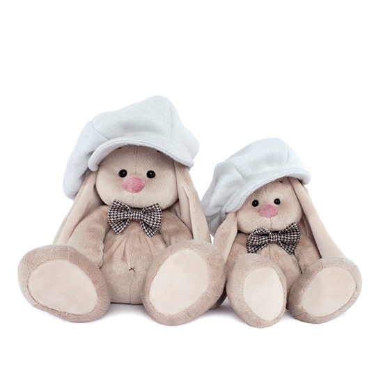 Зайка Ми в серой кепке и галстуке-бабочке