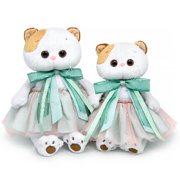 Ли-Ли в юбке и с мятным бантом