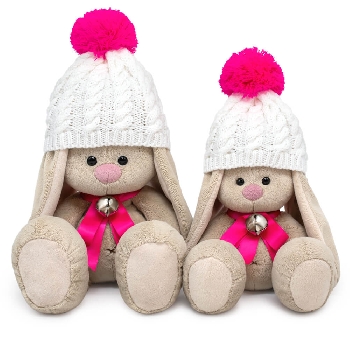 Зайка Ми в белой шапке с помпоном