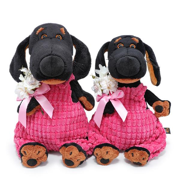 Ваксон в комбинезоне с букетом