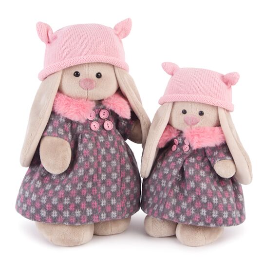 Зайка Ми в пальто и розовой шапке