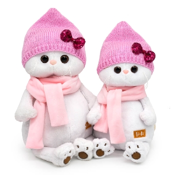 Ли-Ли в шапке с бантом и шарфе