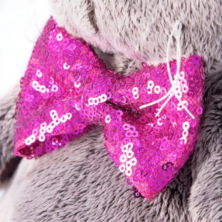 Басик в галстуке-бабочке в пайетках