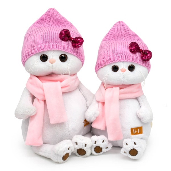 Ли-Ли в шапке с бантом и шарфе